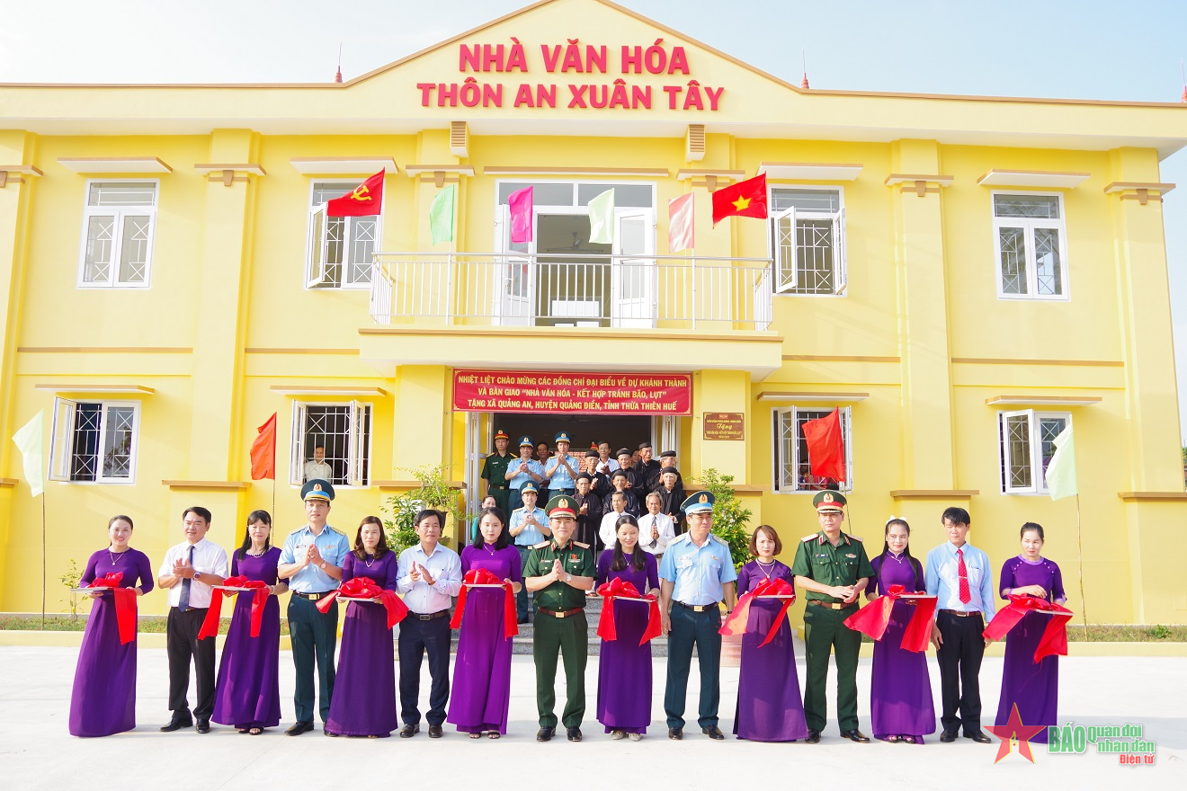 Khánh thành và bàn giao “Nhà văn hóa-Kết hợp tránh bão, lụt”.